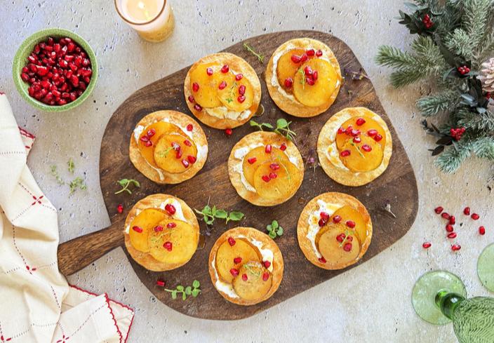 Montaditos de pera caramelizada con burrata