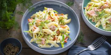 Nudelsalat mit Lauch und Räucherlachs