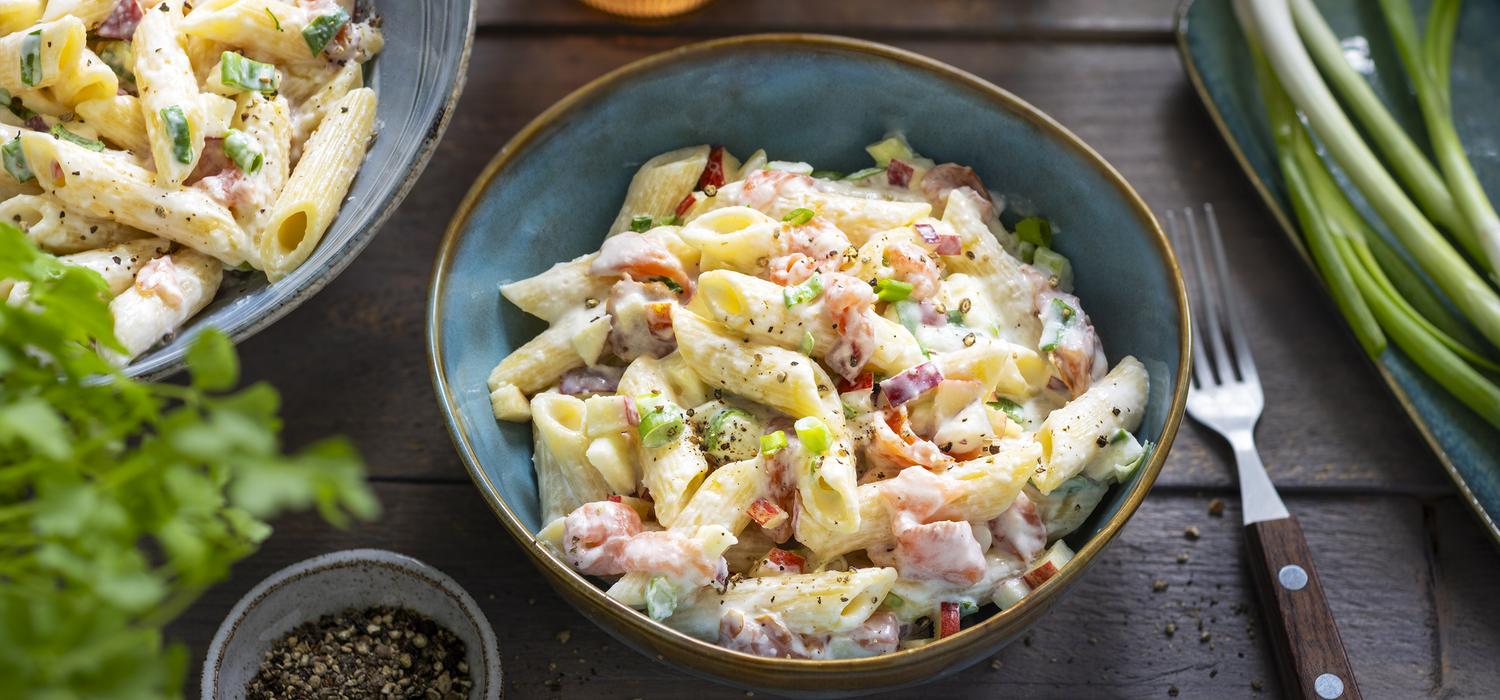 Nudelsalat mit Räucherlachs und Meerrettichdressing