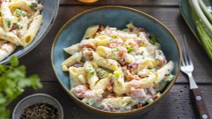 Nudelsalat mit Räucherlachs und Meerrettichdressing