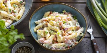 Nudelsalat mit Räucherlachs und Meerrettichdressing