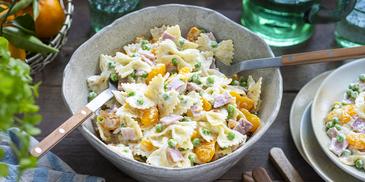 Nudelsalat mit Schinken, Erbsen und Mandarinen