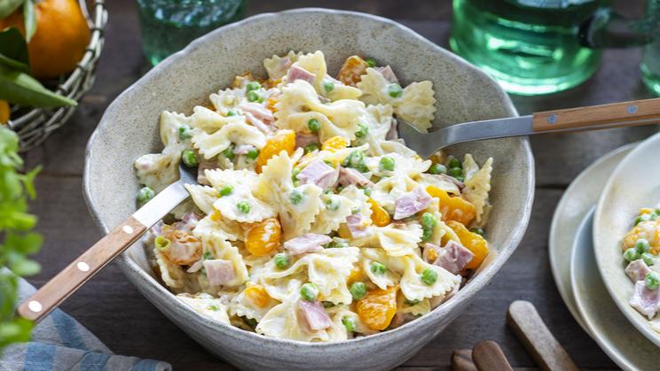 Nudelsalat mit Schinken, Erbsen und Mandarinen