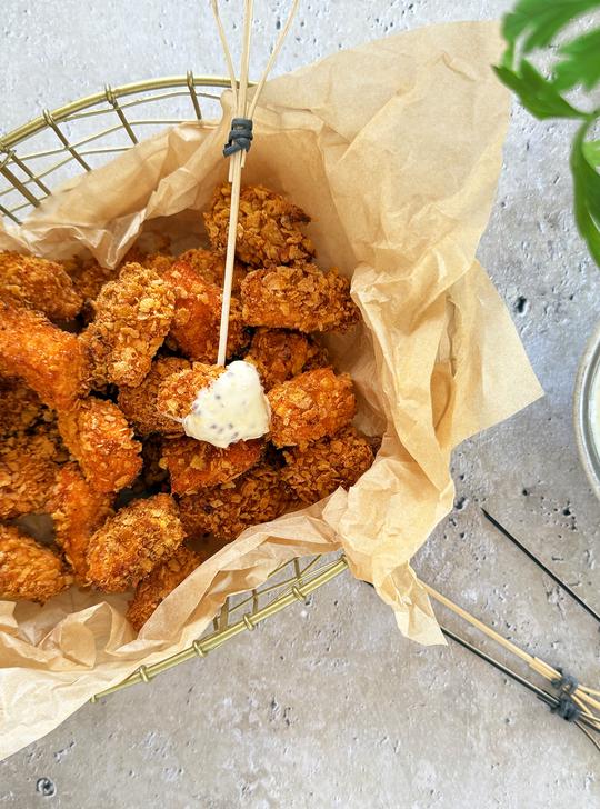 Palomitas crujientes de salmón con salsa de mostaza