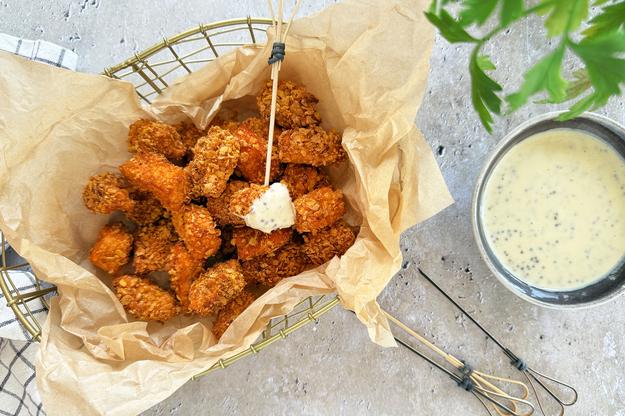 Palomitas crujientes de salmón con salsa de mostaza
