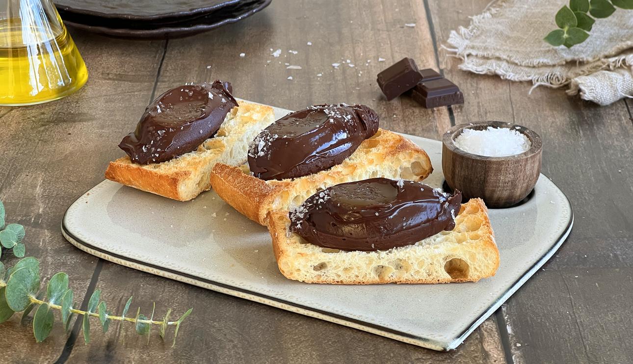 Pan con chocolate, aceite y sal