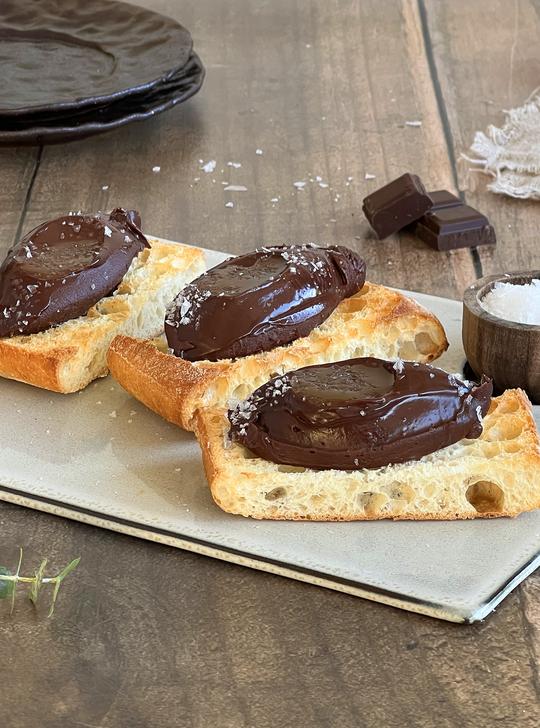 Pan con chocolate, aceite y sal