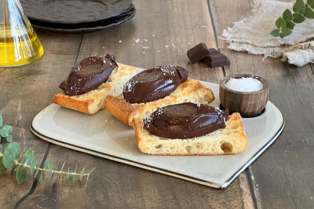 Pan con chocolate, aceite y sal