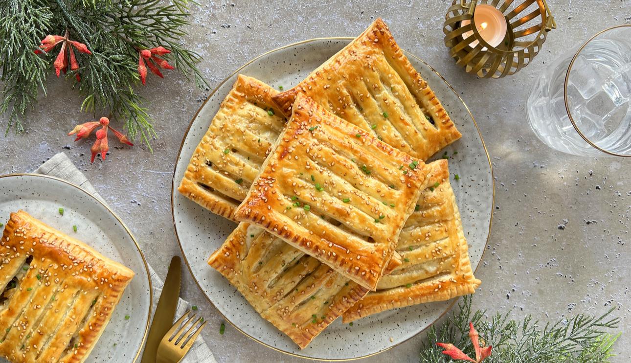 Paquetitos de hojaldre rellenos de pollo asado y provolone