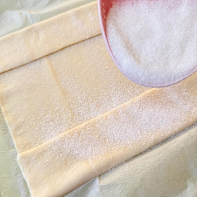 Palmeritas conejito de Pascua de hojaldre y chocolate blanco