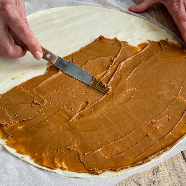 Lazo de hojaldre y crema Bíscoff