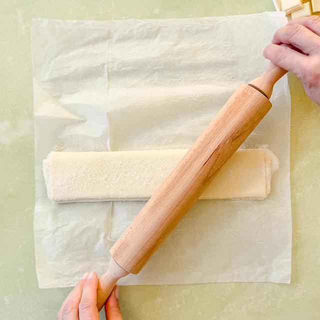 Palmeritas conejito de Pascua de hojaldre y chocolate blanco