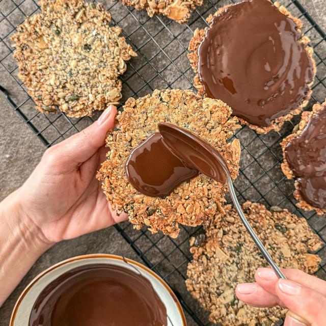 Galletas crujientes de semillas y chocolate