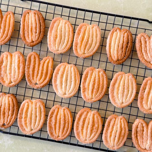 Palmeritas conejito de Pascua de hojaldre y chocolate blanco