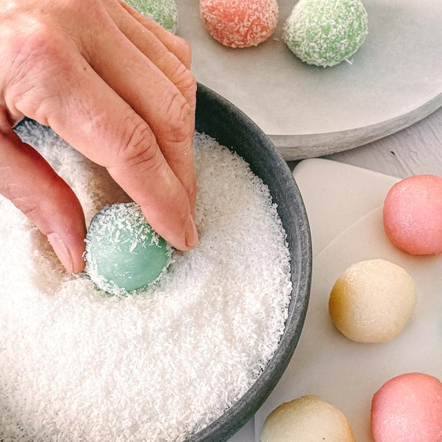 Mini brigadeiros de coco para Pascua