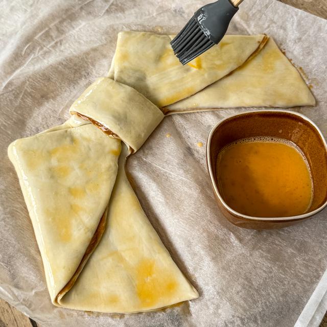 Lazo de hojaldre y crema Bíscoff