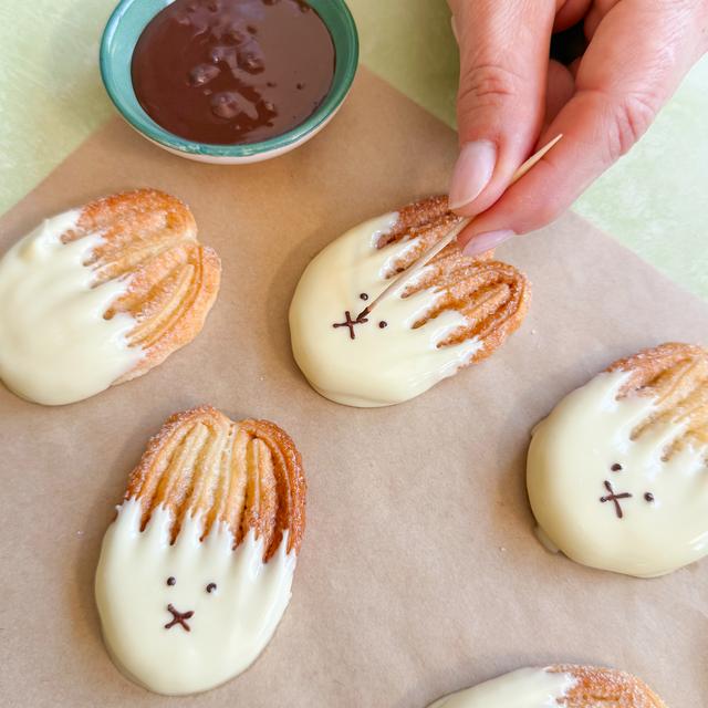 Palmeritas conejito de Pascua de hojaldre y chocolate blanco