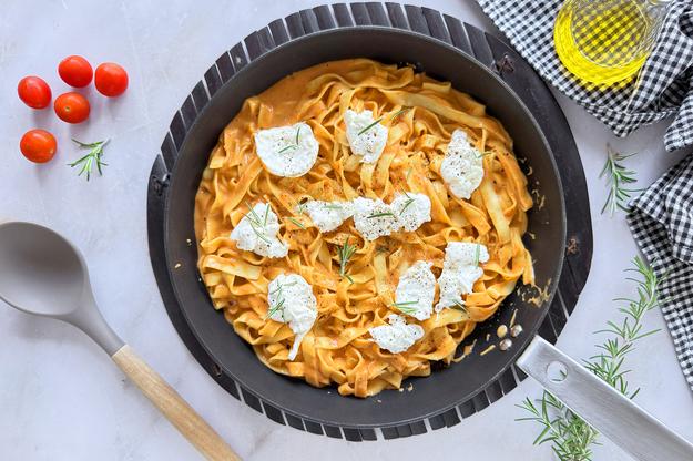 Pasta cremosa de tomates cherry y burrata