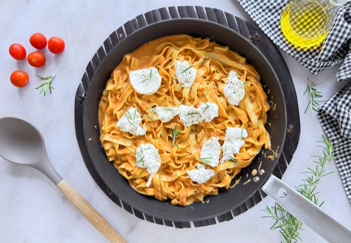 Pasta cremosa de tomates cherry y burrata