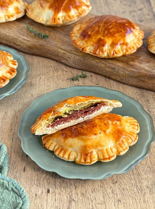 Pastelitos de empanadas argentinas con jamón, ricotta y pistachos