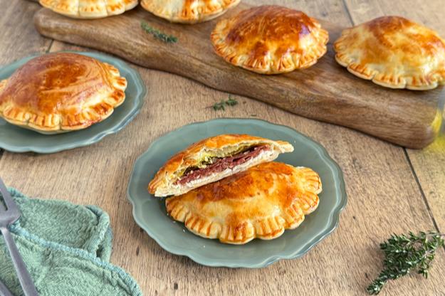 Pastelitos de empanadas argentinas con jamón, ricotta y pistachos