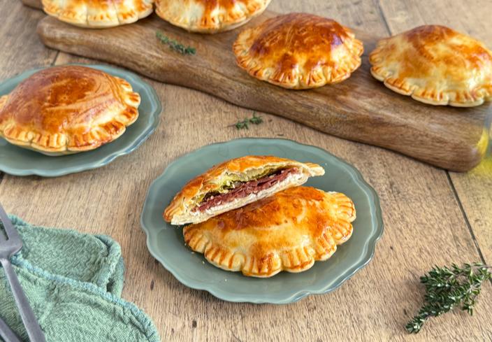 Pastelitos de empanadas argentinas con jamón, ricotta y pistachos