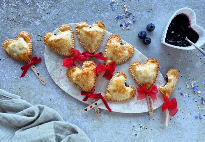 Piruletas de queso brie y mermelada de arándanos