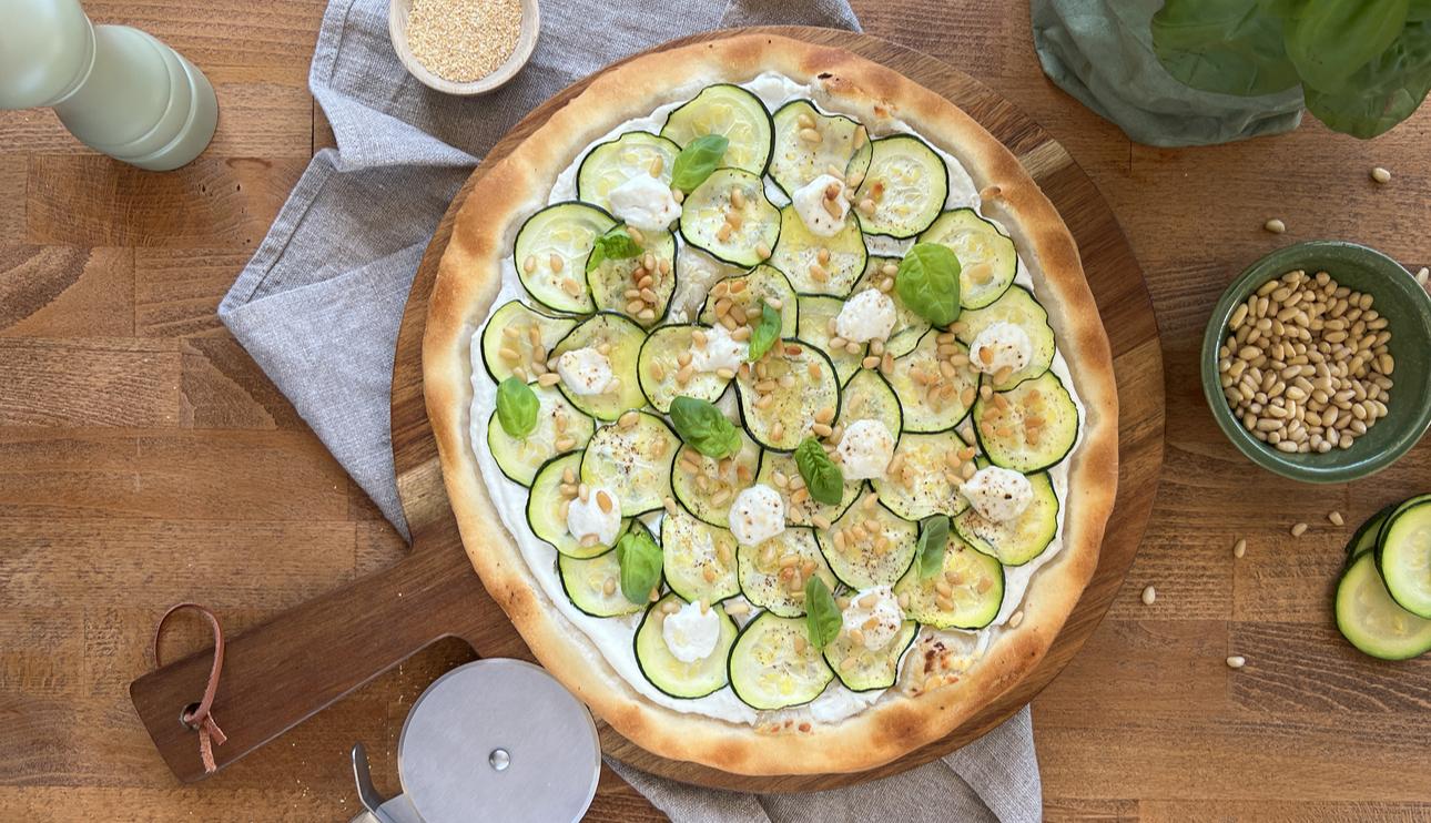 Pizza de calabacín, ricotta y piñones