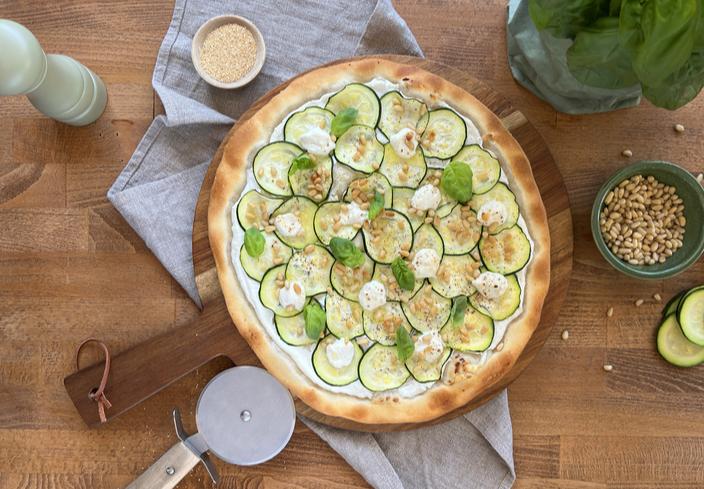Pizza de calabacín, ricotta y piñones