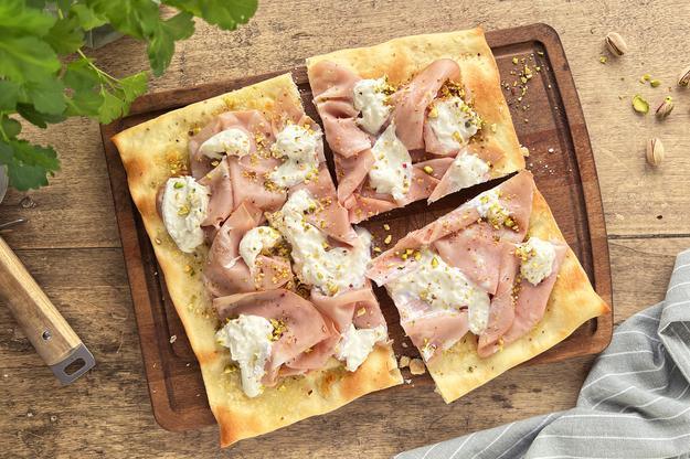 Pizza de mortadela, pistachos y burrata
