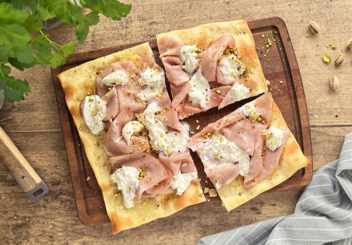 Pizza de mortadela, pistachos y burrata