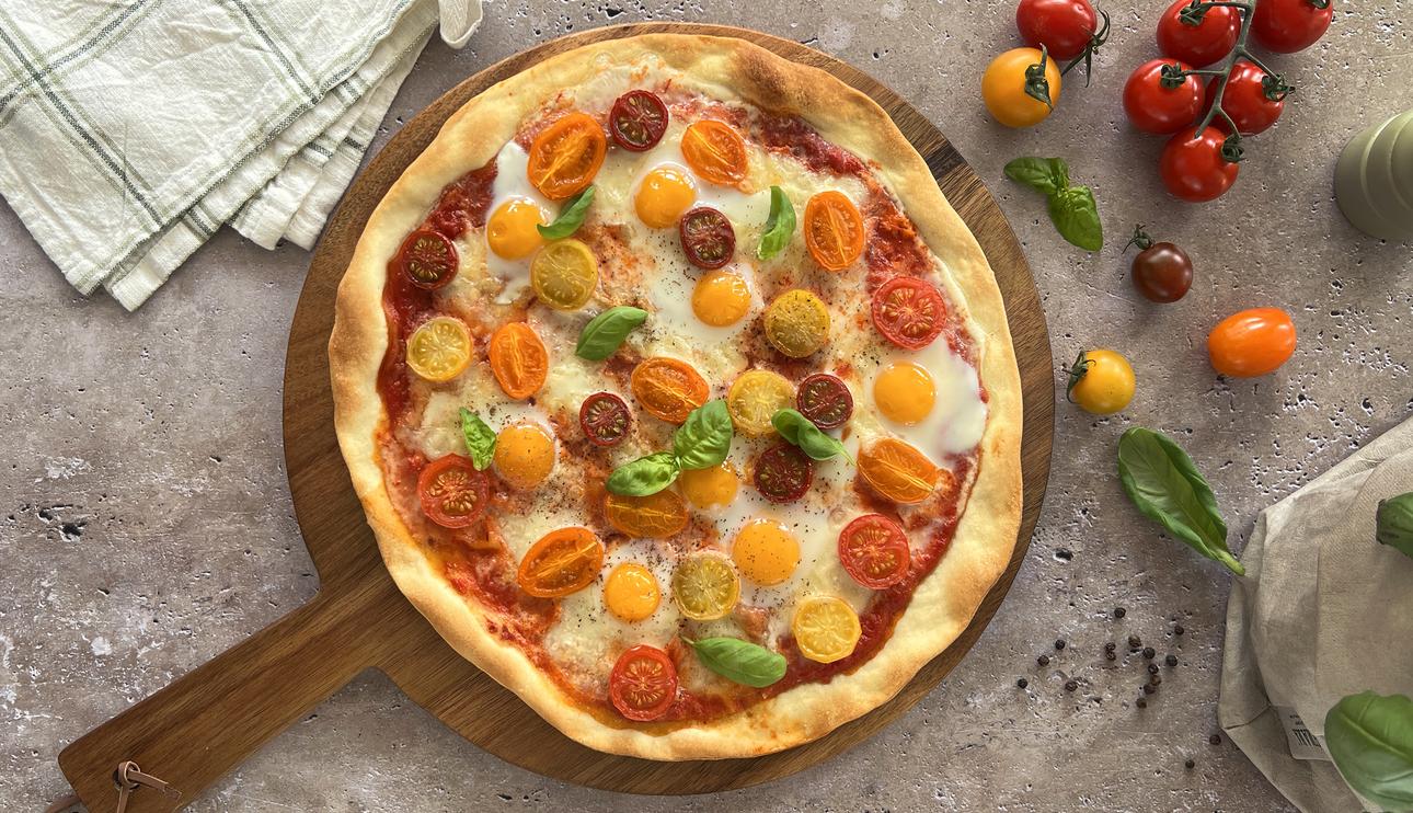 Pizza de tomates cherry y huevos de codorniz
