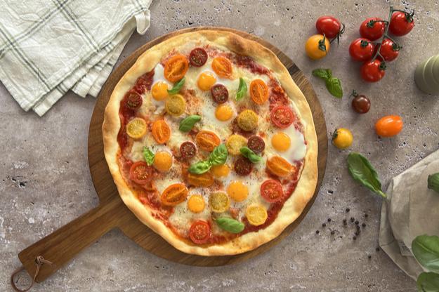 Pizza de tomates cherry y huevos de codorniz