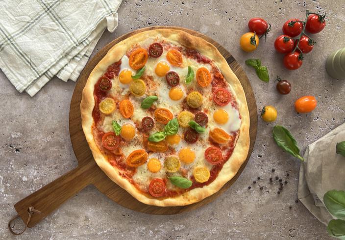 Pizza de tomates cherry y huevos de codorniz
