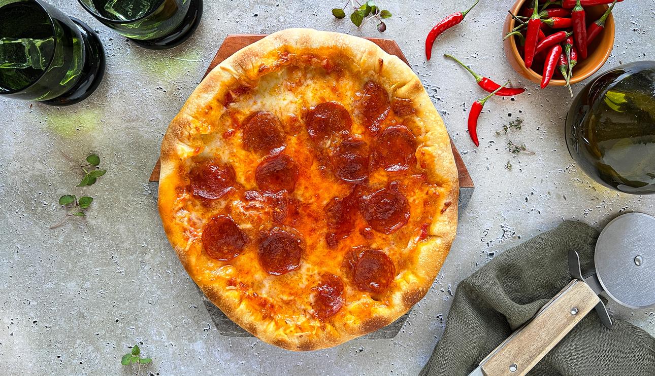 Pizza pepperoni con borde de queso