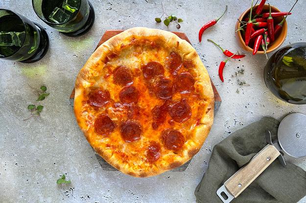 Pizza pepperoni con borde de queso