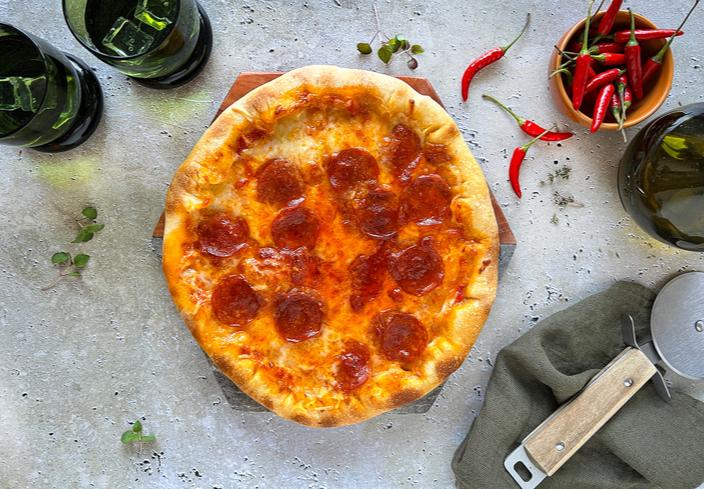 Pizza pepperoni con borde de queso