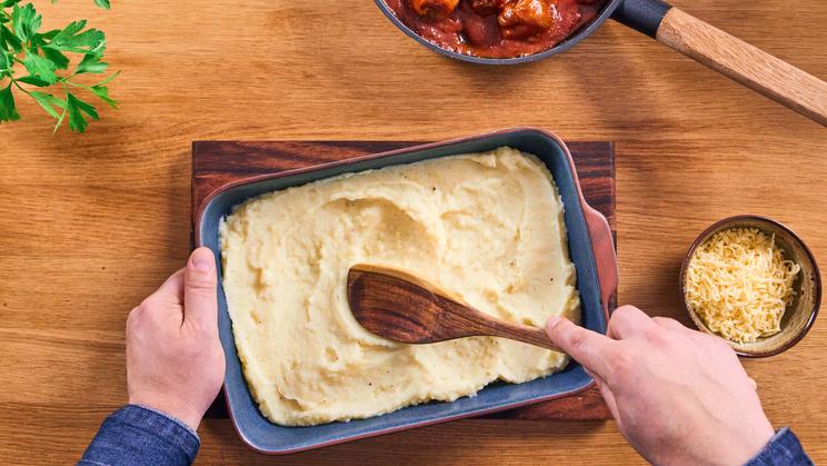 Hackbällchen-Auflauf mit Kartoffelpüree