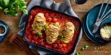 Hasselback-Hähnchen auf Tomatensugo