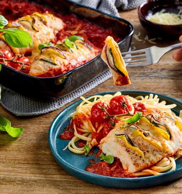 Hasselback-Hähnchen auf Tomatensugo