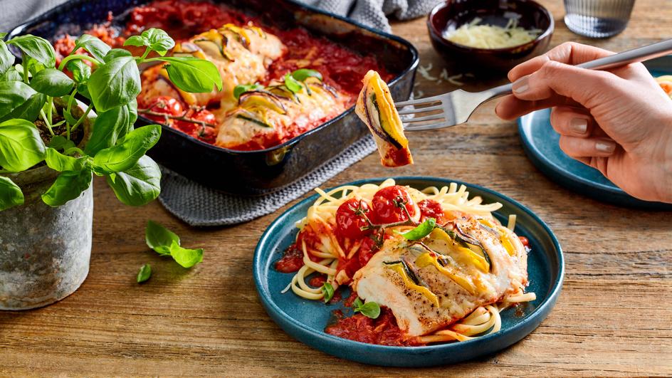 Hasselback-Hähnchen auf Tomatensugo