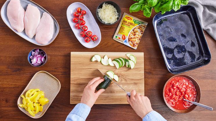Hasselback-Hähnchen auf Tomatensugo