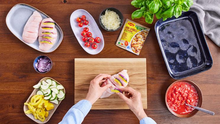 Hasselback-Hähnchen auf Tomatensugo