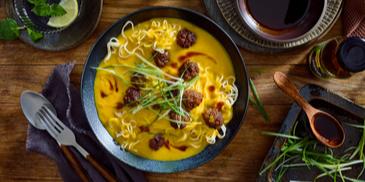 Kürbis-Kokos-Suppe mit Hackbällchen