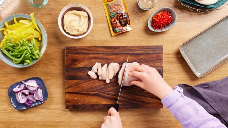 Orientalisches Hähnchen mit Gemüse auf Hummus