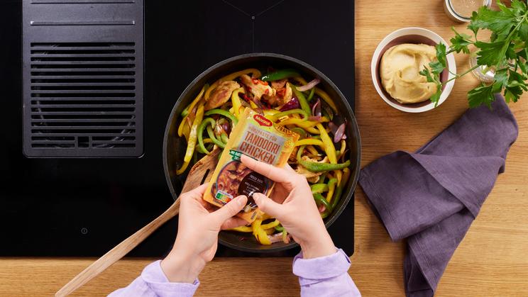 Orientalisches Hähnchen mit Gemüse auf Hummus