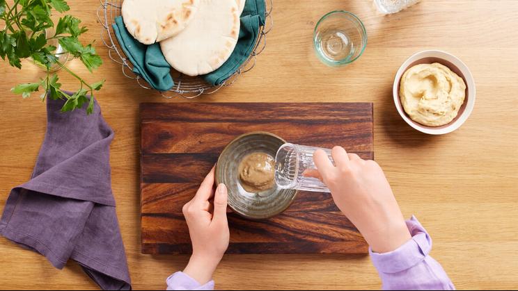 Orientalisches Hähnchen mit Gemüse auf Hummus