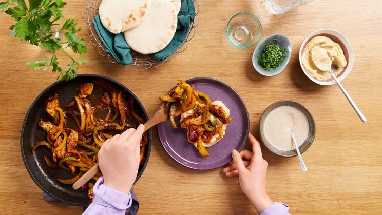 Orientalisches Hähnchen mit Gemüse auf Hummus
