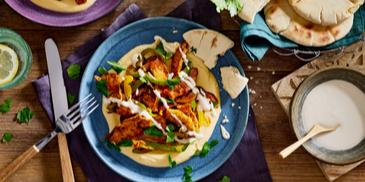 Orientalisches Hähnchen mit Gemüse auf Hummus