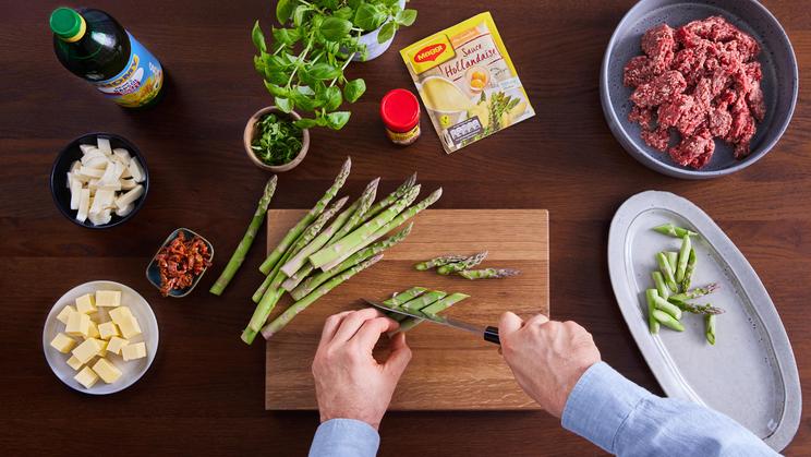 Spargel mit mediterranen Hackbällchen